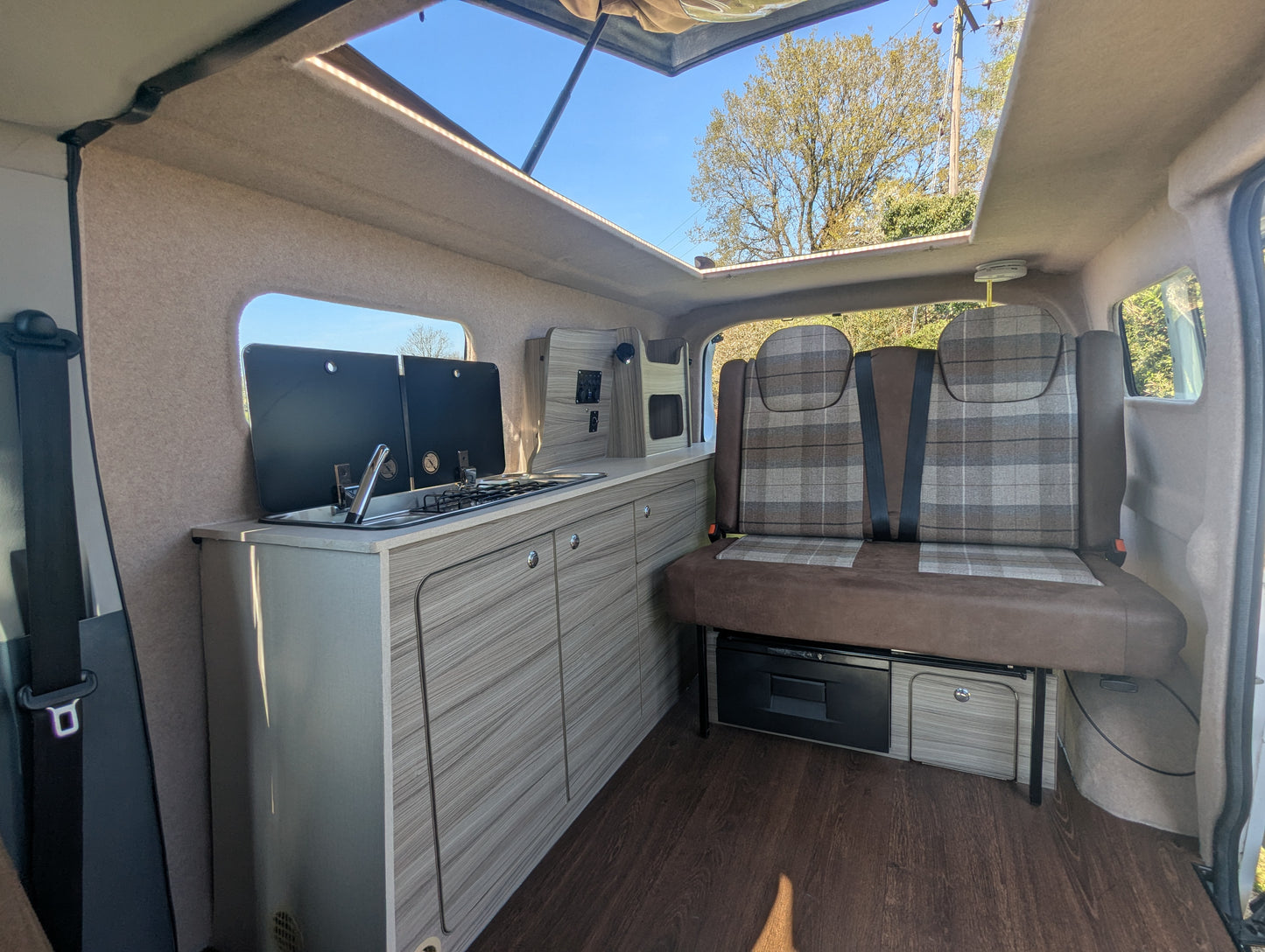 Maxus eDeliver 3 Ultimate Side Kitchen Layout Campervan Conversion – A True Camper with Comfort, Style & Adventure in One!