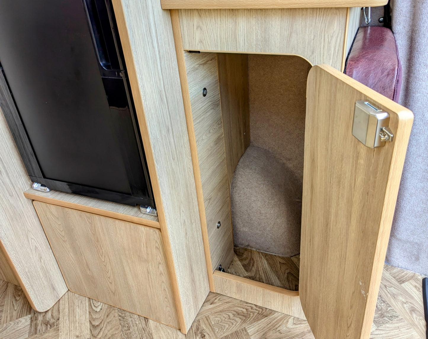 Nissan NV300 Primastar Campervan Conversion – Twin Single Beds or Full-Width Bed You can’t get any bigger!