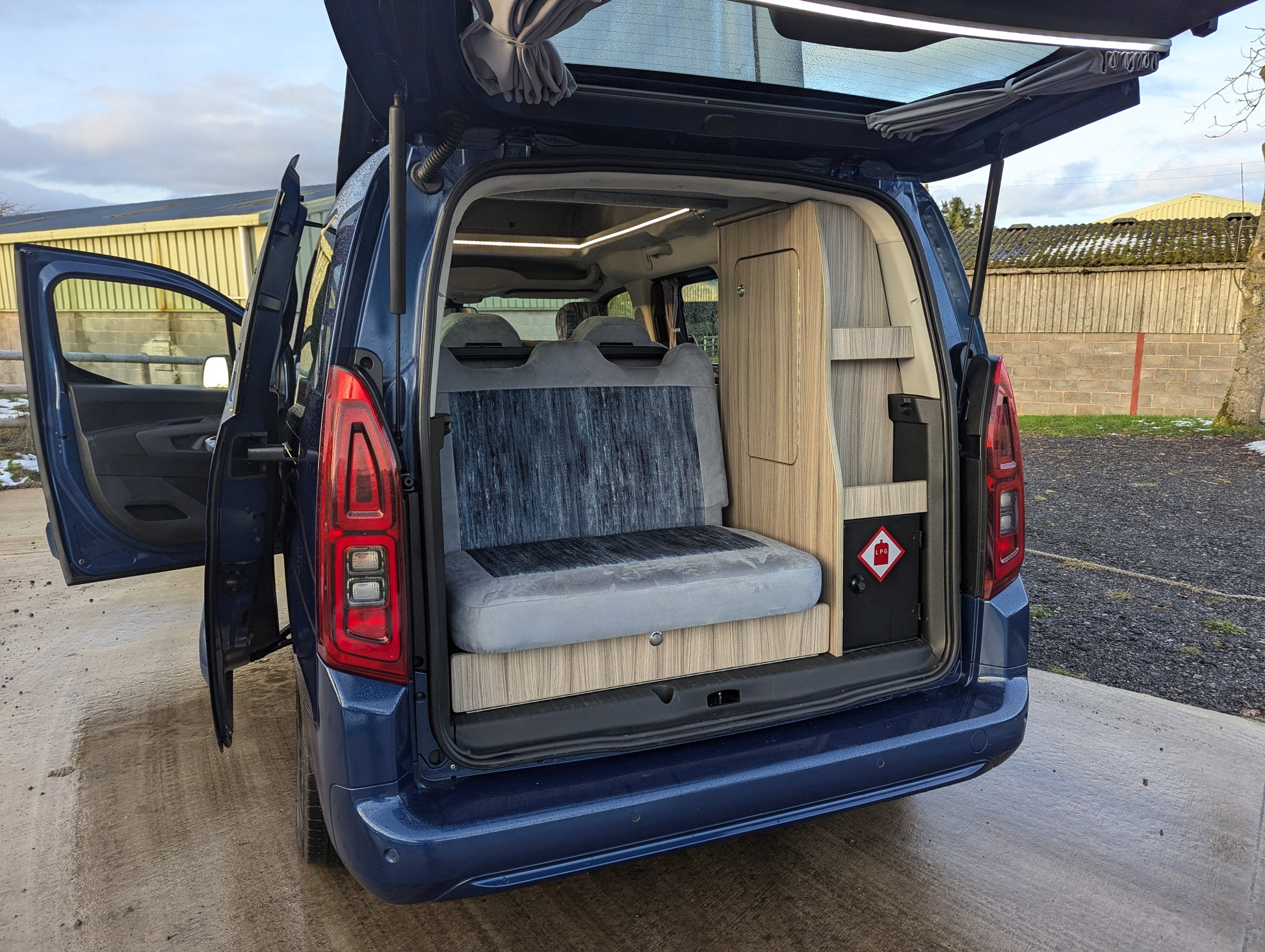 fiat doblo campers Fiat Doblò Family MPV Campervan Conversion | Side Kitchen Layout