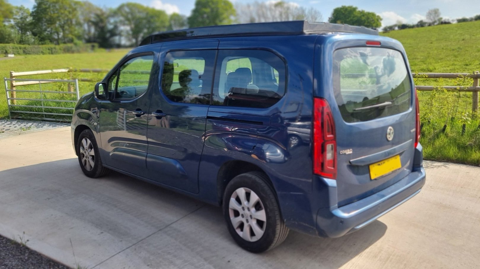 Pop top elevating camper roof for Citroen Berlingo III, Peugeot Partner III / Rifter, Opel Combo E, Toyota ProAce City (from year of manufacture 2018, wheelbase 2975 mm, body length 4753 mm) 